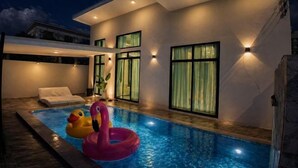 A modern house with a swimming pool, a white sofa, and two inflatable toys. - Luxury 3BR Private Pool Villa Near Walking Street Pattaya (Pattaya)