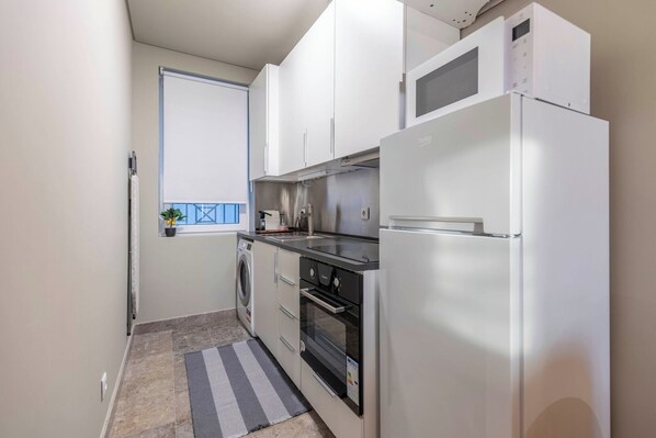 Refrigerador, microondas, horno y parrilla de estufa 