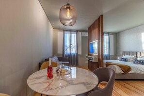 1 habitación, tabla de planchar con plancha, cuna de viaje y wifi 