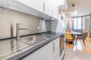 Kühlschrank, Mikrowelle, Ofen, Herdplatte