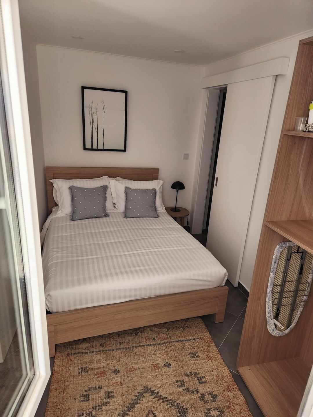 2 slaapkamers, een strijkplank/strijkijzer, reisbedje, wifi