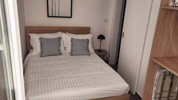 2 slaapkamers, een strijkplank/strijkijzer, reisbedje, wifi