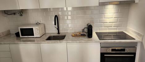 Frigorífico, microondas, horno y placa de cocina