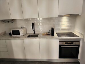 Kühlschrank, Mikrowelle, Ofen, Herdplatte