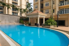 Hồ bơi ngoài trời