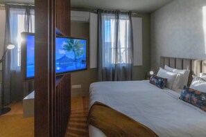 Tabla de planchar con plancha, cuna de viaje, wifi y ropa de cama