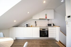 Réfrigérateur, four à micro-ondes, un four, surface de cuisson