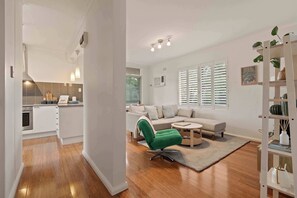 TV, offices - Cosy and Quiet Walk to Beach and Harbor (Rose Bay)