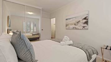 2 bedrooms, desk, iron/ironing board, WiFi