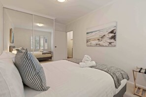 2 bedrooms, desk, iron/ironing board, WiFi - Cosy and Quiet Walk to Beach and Harbor (Rose Bay)