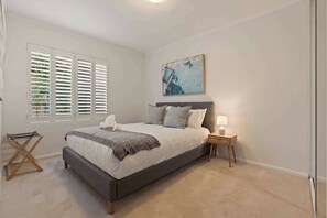 2 bedrooms, desk, iron/ironing board, WiFi - Cosy and Quiet Walk to Beach and Harbor (Rose Bay)