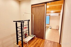 Room - luxuriant flowers (Osaka)