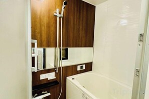 Bathroom - luxuriant flowers (Osaka)