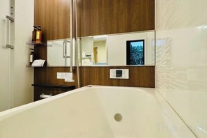 Bathroom - luxuriant flowers (Osaka)