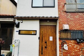 Exterior detail - luxuriant flowers (Osaka)