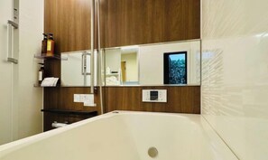 Bathroom - luxuriant flowers (Osaka)