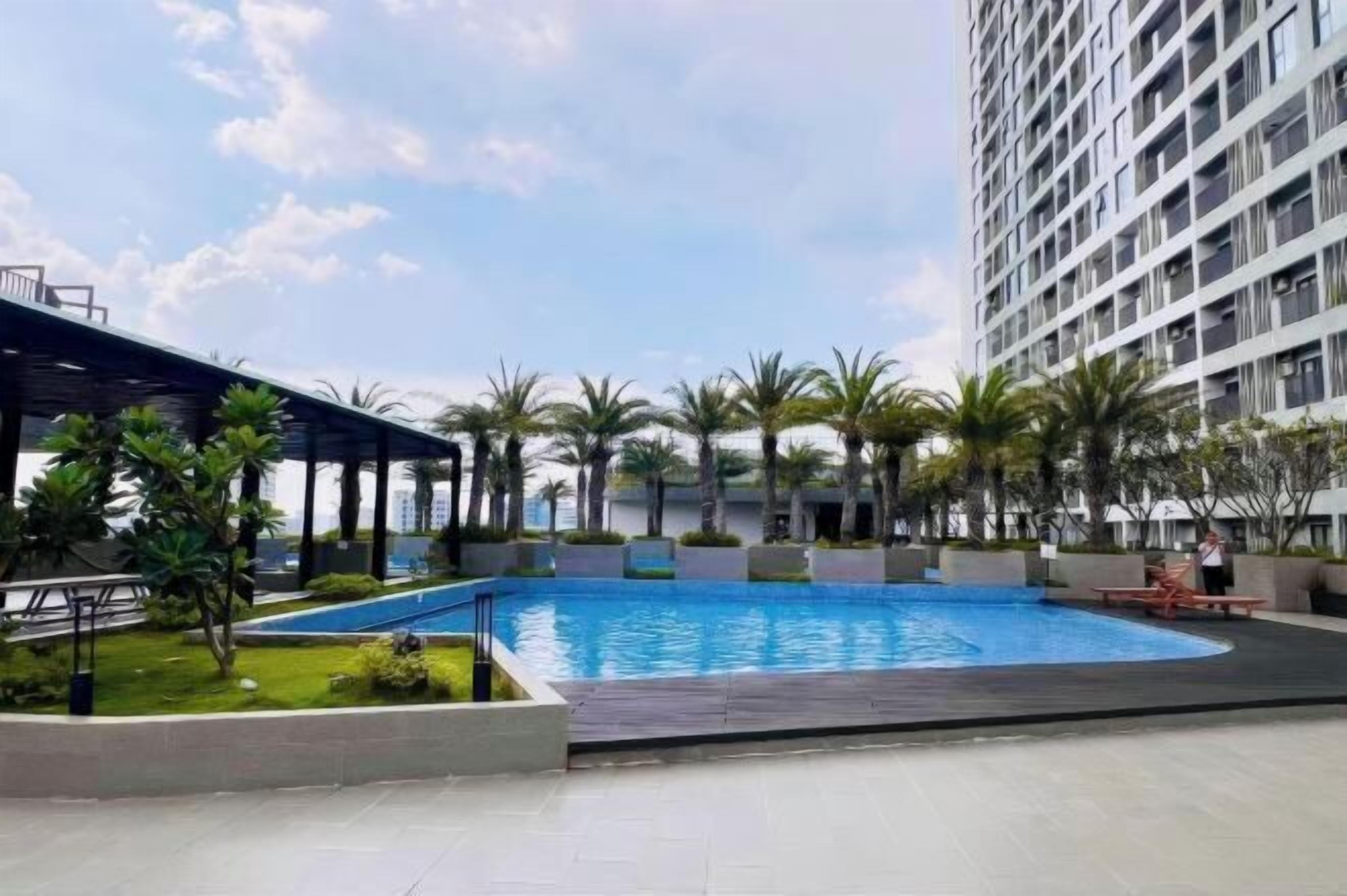 สระว่ายน้ำกลางแจ้ง