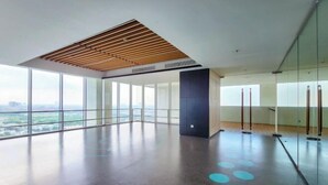 Un intérieur spacieux et moderne, doté de grandes fenêtres, d’un plafond en lambris de bois et d’un plancher poli.