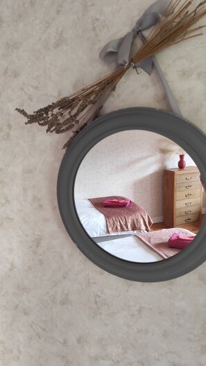 6 habitaciones, escritorio y tabla de planchar con plancha