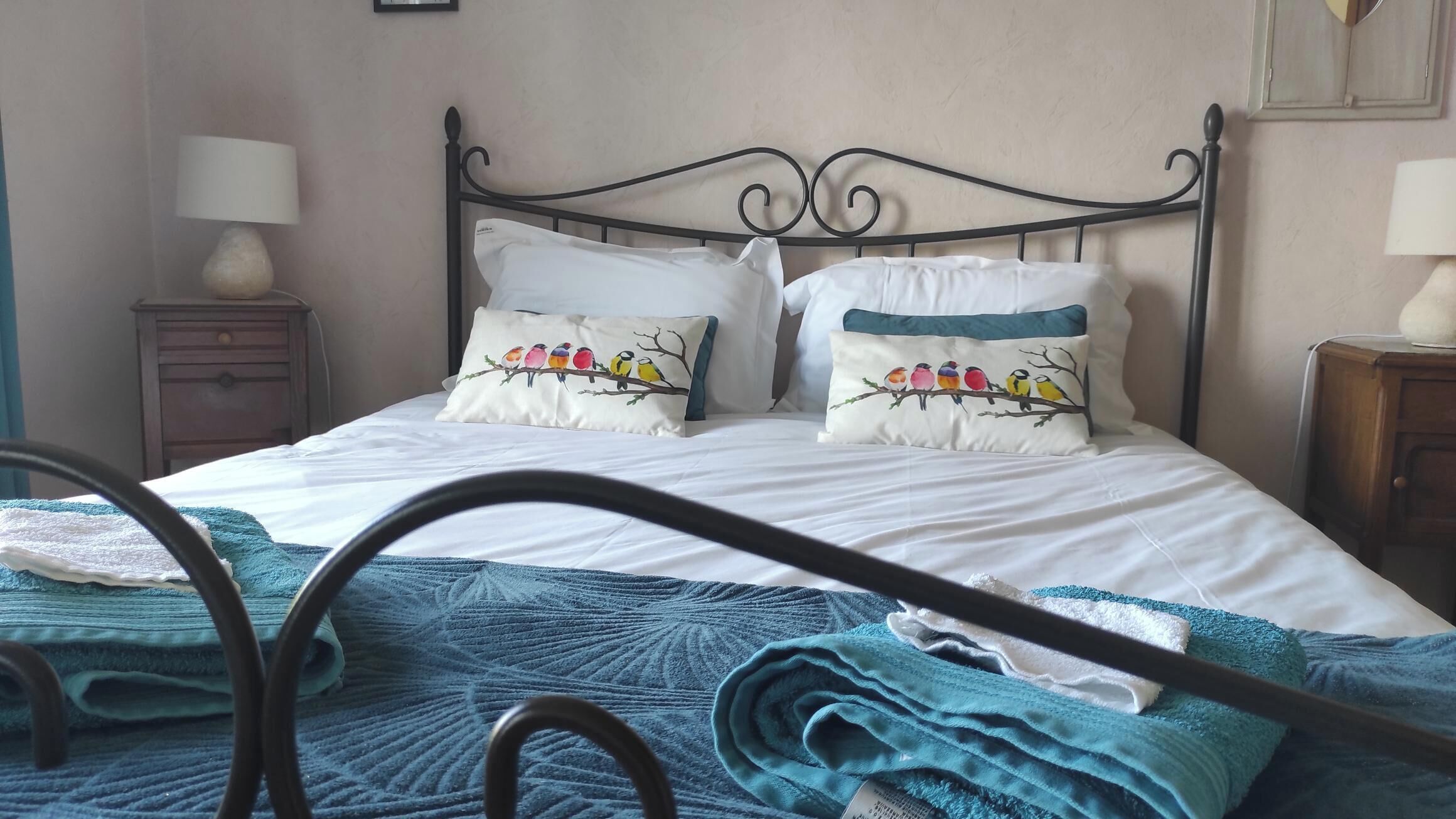 6 bedrooms, desk, iron/ironing board, travel crib