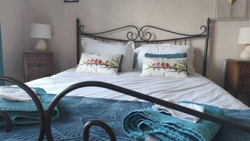 6 bedrooms, desk, iron/ironing board, travel crib