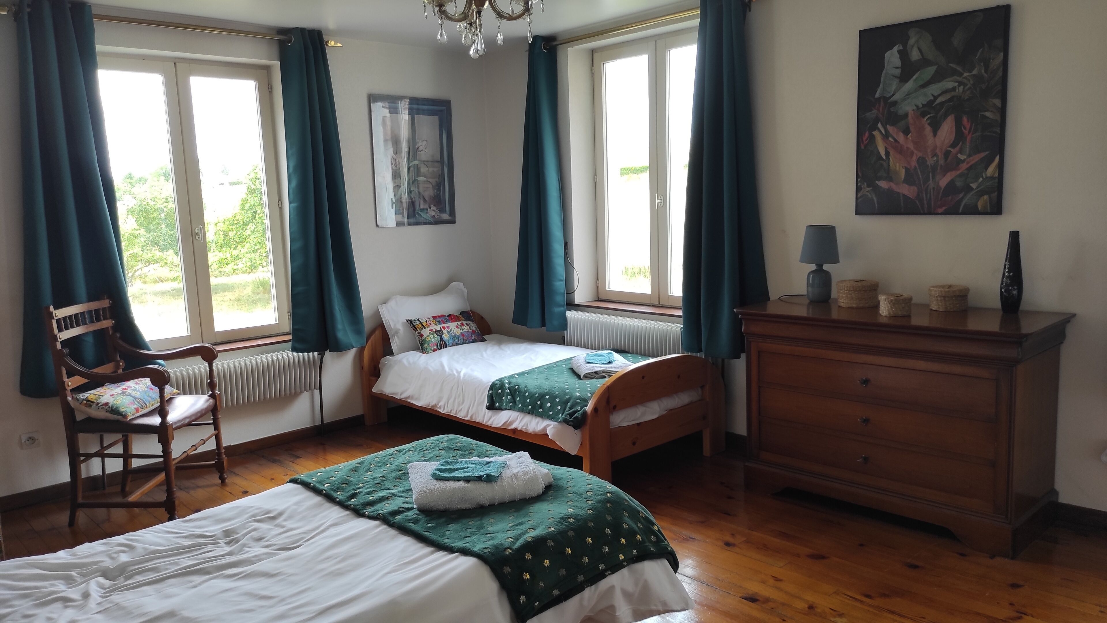 6 bedrooms, desk, iron/ironing board, travel crib