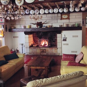 Smart TV, chimenea, futbolito y tenis de mesa