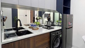 Eine moderne Küche mit integriertem Geschirrspüler, Spüle und Kaffeemaschine.