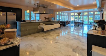 Parkway House Goshen Bed & Breakfast-Suite #3 - Boutique Style Family Friendly
