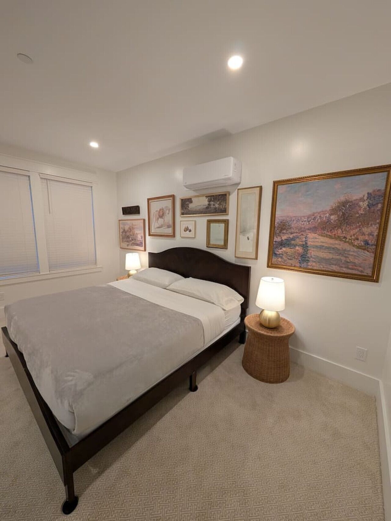 Skrivebord, strykejern/-brett, reiseseng for barn og wi-fi (inkludert)