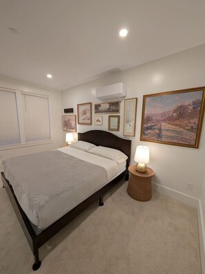 Skrivebord, strykejern/-brett, reiseseng for barn og wi-fi (inkludert)