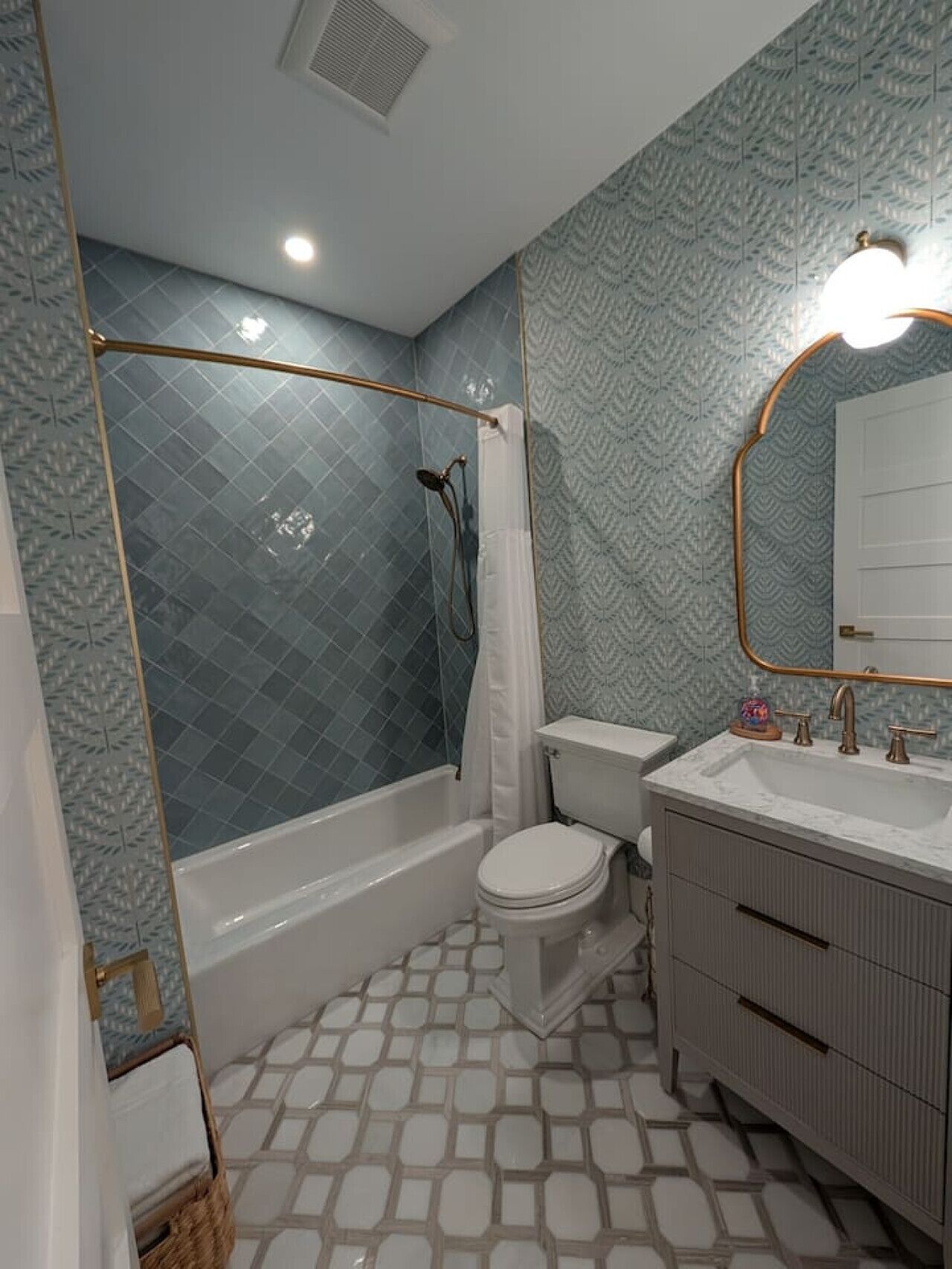 Hårføner, håndklær, såpe og sjampo