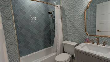 Hårføner, håndklær, såpe og sjampo