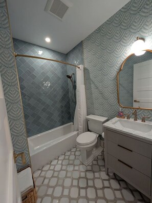 Hårføner, håndklær, såpe og sjampo