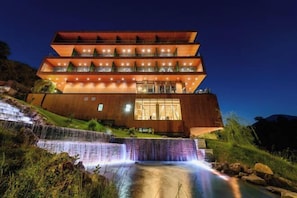Exterior - Hotel Uji Ftohte (Tepelene District)