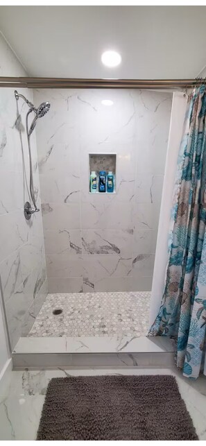 Ducha, secador de pelo, toallas, jabón