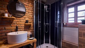Douche, sèche-cheveux, serviettes fournies