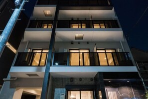 Exterior detail - Hotel Emir (Tokyo)