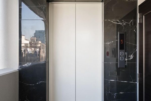 Interior - Hotel Emir (Tokyo)