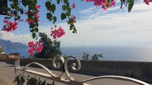 Une vue sur la côte, avec un mur en pierre et une rambarde en métal.