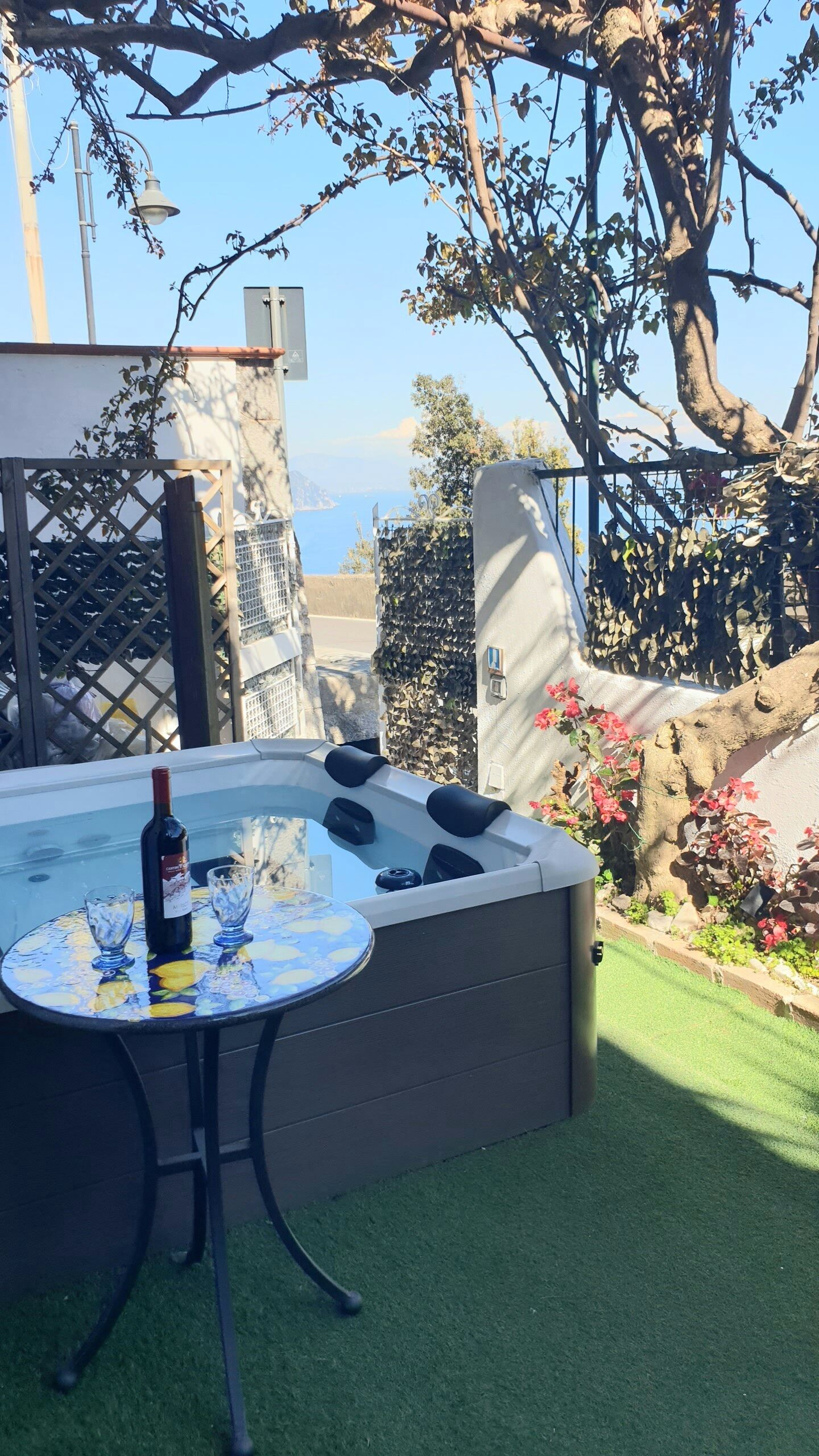 Outdoor spa tub