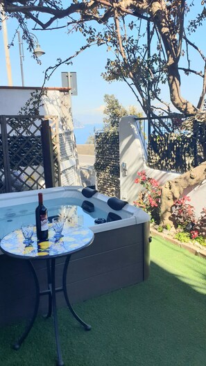 Outdoor spa tub - Entire Amalfi Villa with stunning sea views and private Jacuzzi mini-pool (Amalfi)