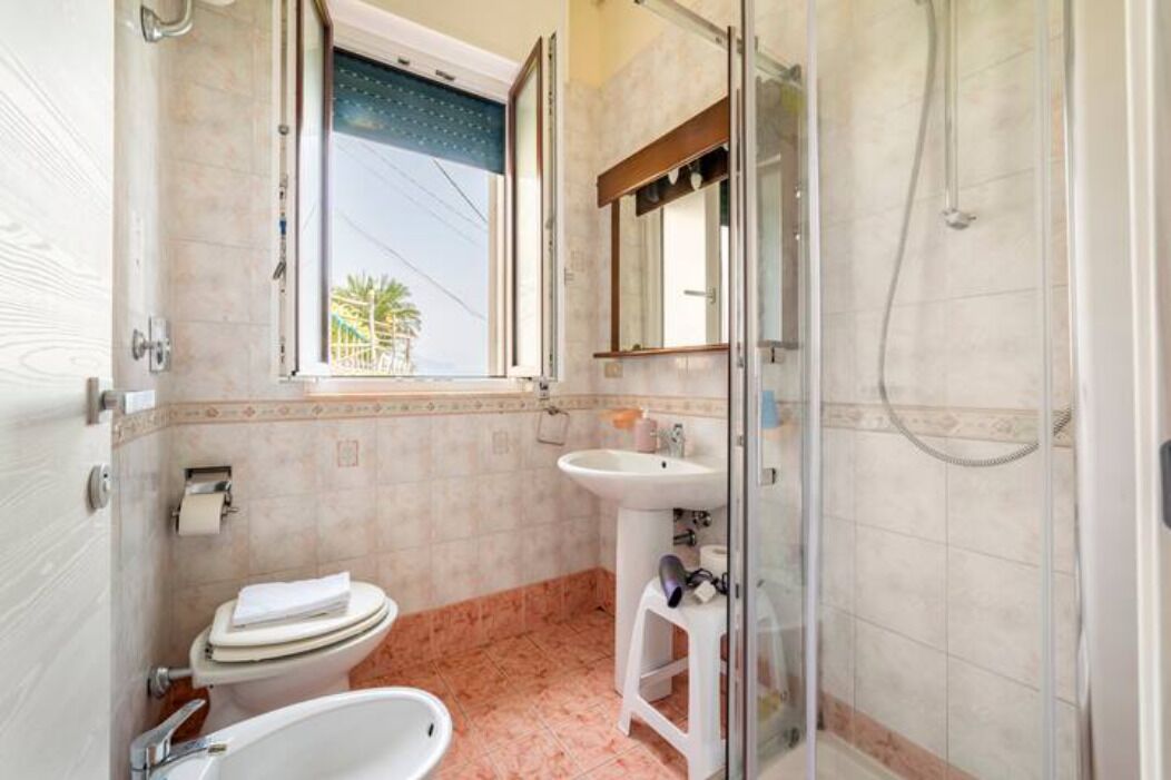 Ein Badezimmer mit Toilette, Waschbecken und Dusche.
