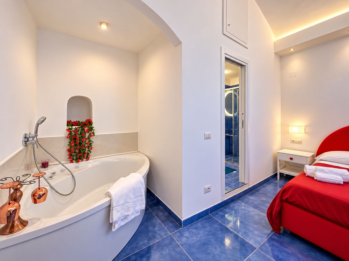 Un bagno moderno con una vasca, una doccia e un angolo doccia con pareti in vetro.