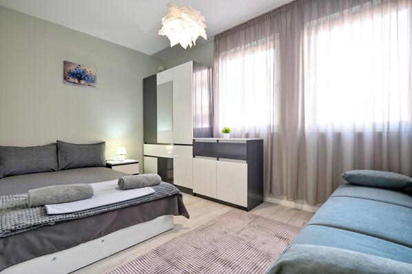 3 habitaciones, tabla de planchar con plancha, wifi y ropa de cama