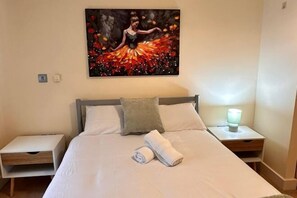 Cribs/infant beds - Two-bed Luxury Apartment B12LS by Live Comfortably (Birmingham)