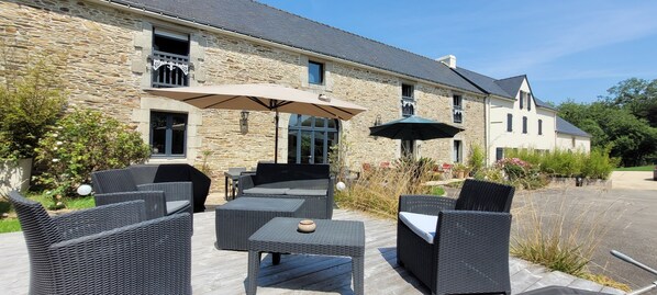 Terrace/patio - La Maison Keribin 4****, Luxury traditional self catering cottage with its private Jacuzzi (Min stay 7 nights. Arrival and departure on saturdays) (Moëlan-sur-Mer)