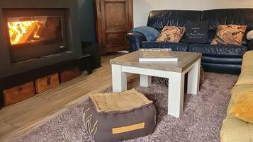 Una televisión, una chimenea, un reproductor estéreo