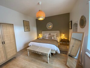4 bedrooms, iron/ironing board, free WiFi, bed sheets - La Maison Keribin 4****, Luxury traditional self catering cottage with its private Jacuzzi (Min stay 7 nights. Arrival and departure on saturdays) (Moëlan-sur-Mer)
