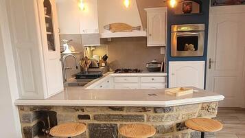 Frigorífico, microondas, horno y lavavajillas